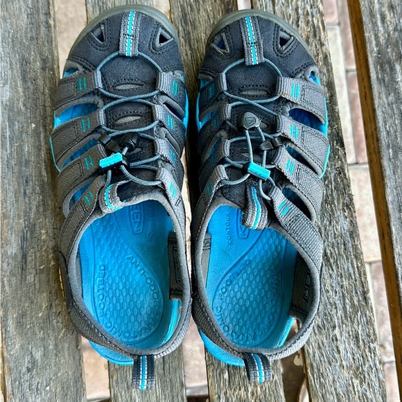 KEEN Clearwater CNX Women’s Size 7 Grey/Blue Waterproof Sport Sandals 1008772 - Picture 3 of 9